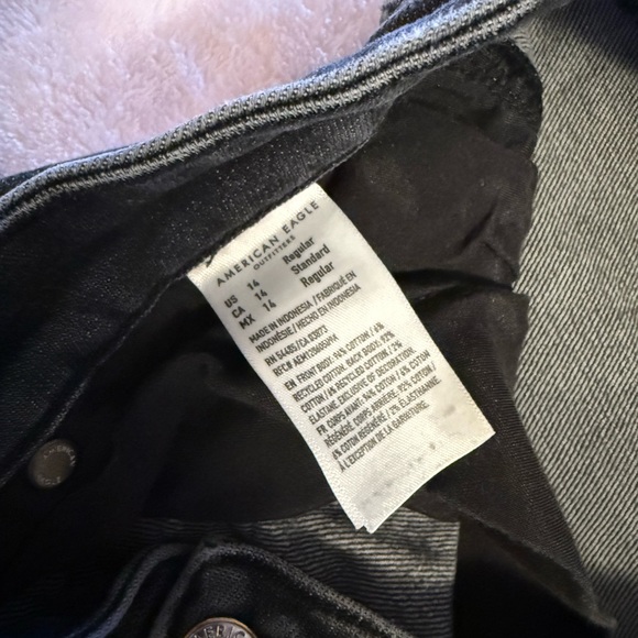American Eagle Strigid High-Waisted Mom Jean - Picture 4 of 4